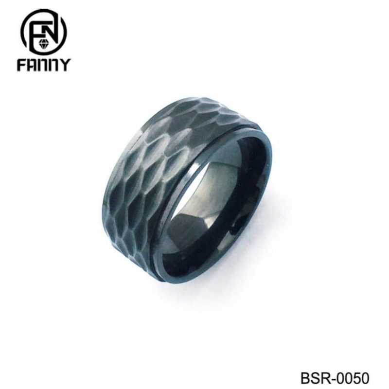 Joyería de anillo de titanio negro con acabado de martillo de boda