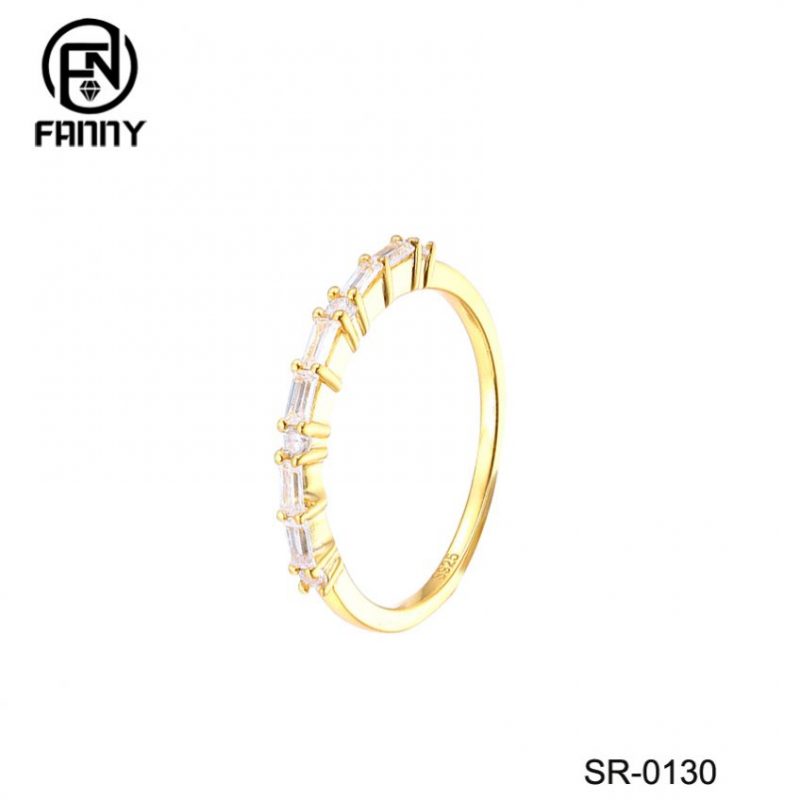 Conjunto de anéis de prata banhados a ouro amarelo 18K com incrustação quadrada de zircônia