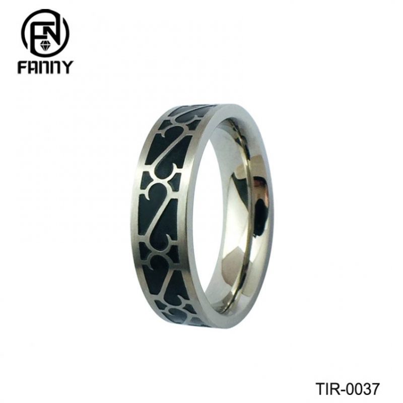 Anillos de titanio grabados con láser para hombres con banda de patrón personalizada